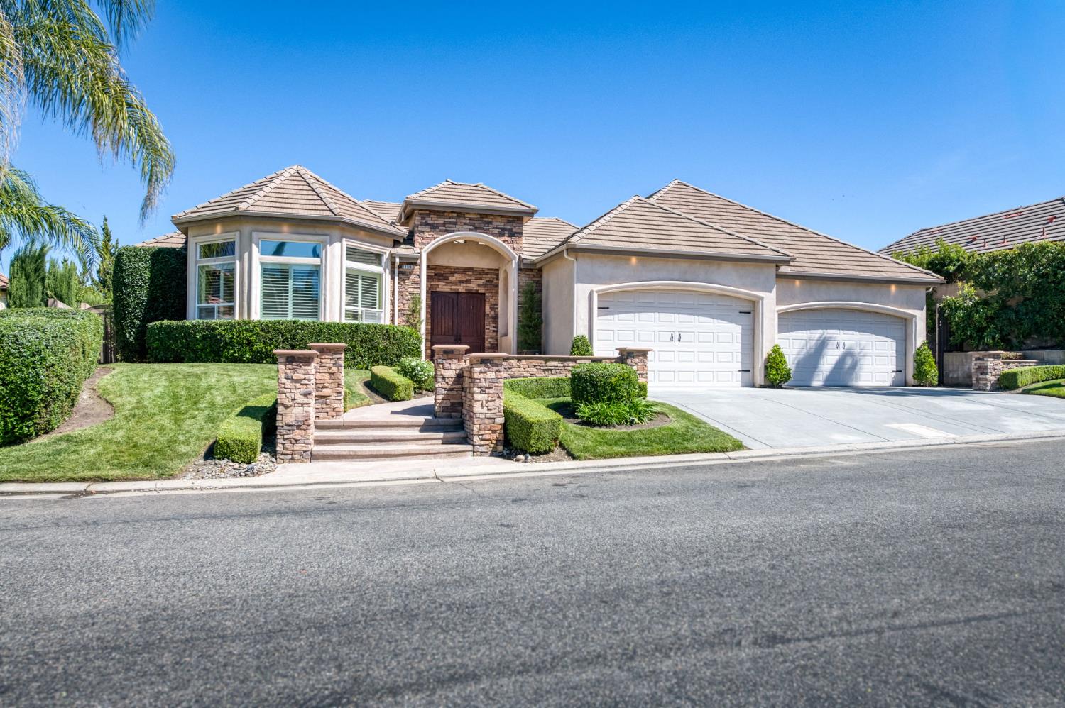 10746 N Falcon Faire Dr, Fresno, CA 93730