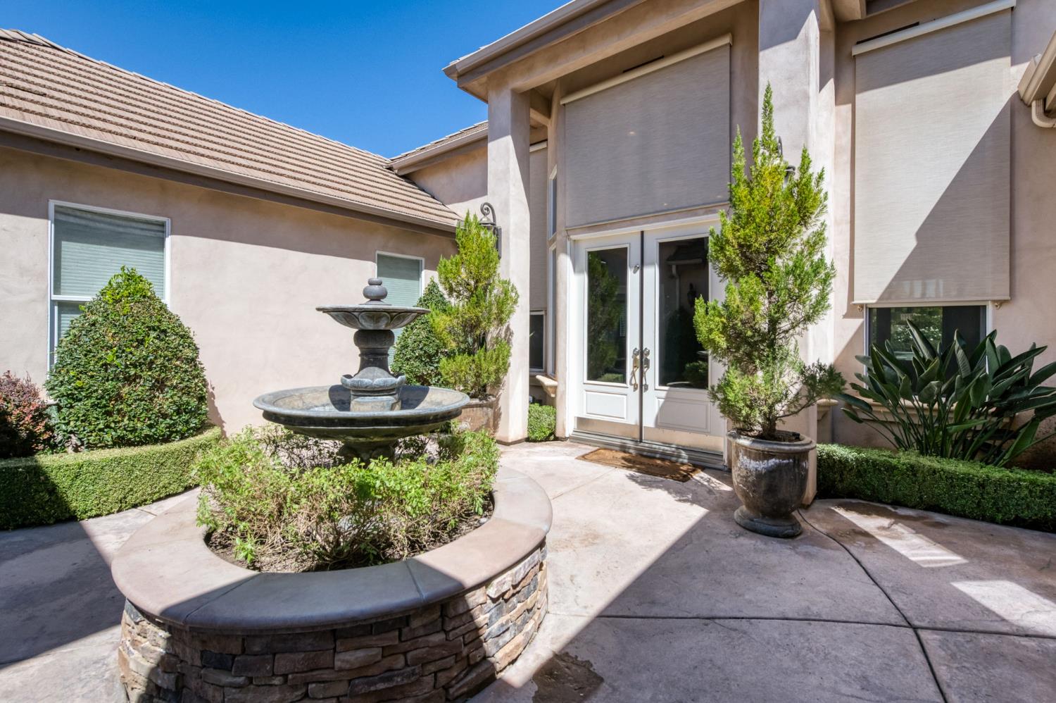 10746 N Falcon Faire Dr, Fresno, CA 93730