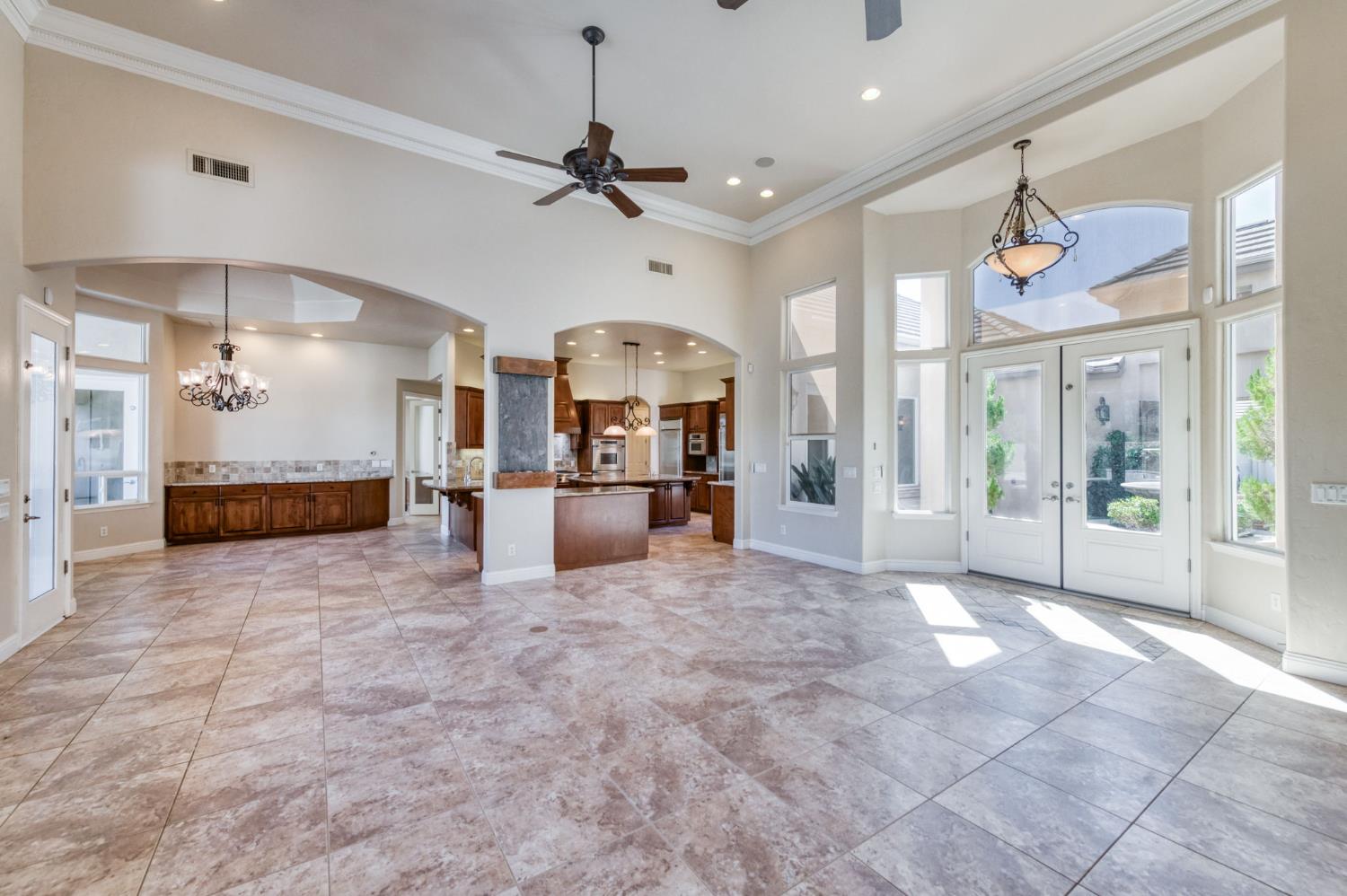 10746 N Falcon Faire Dr, Fresno, CA 93730