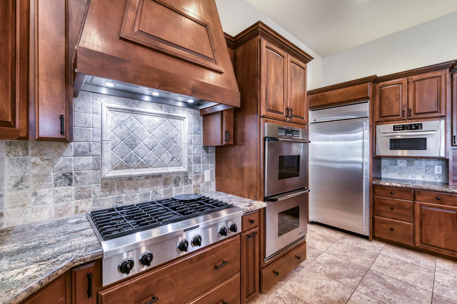 10746 N Falcon Faire Dr, Fresno, CA 93730