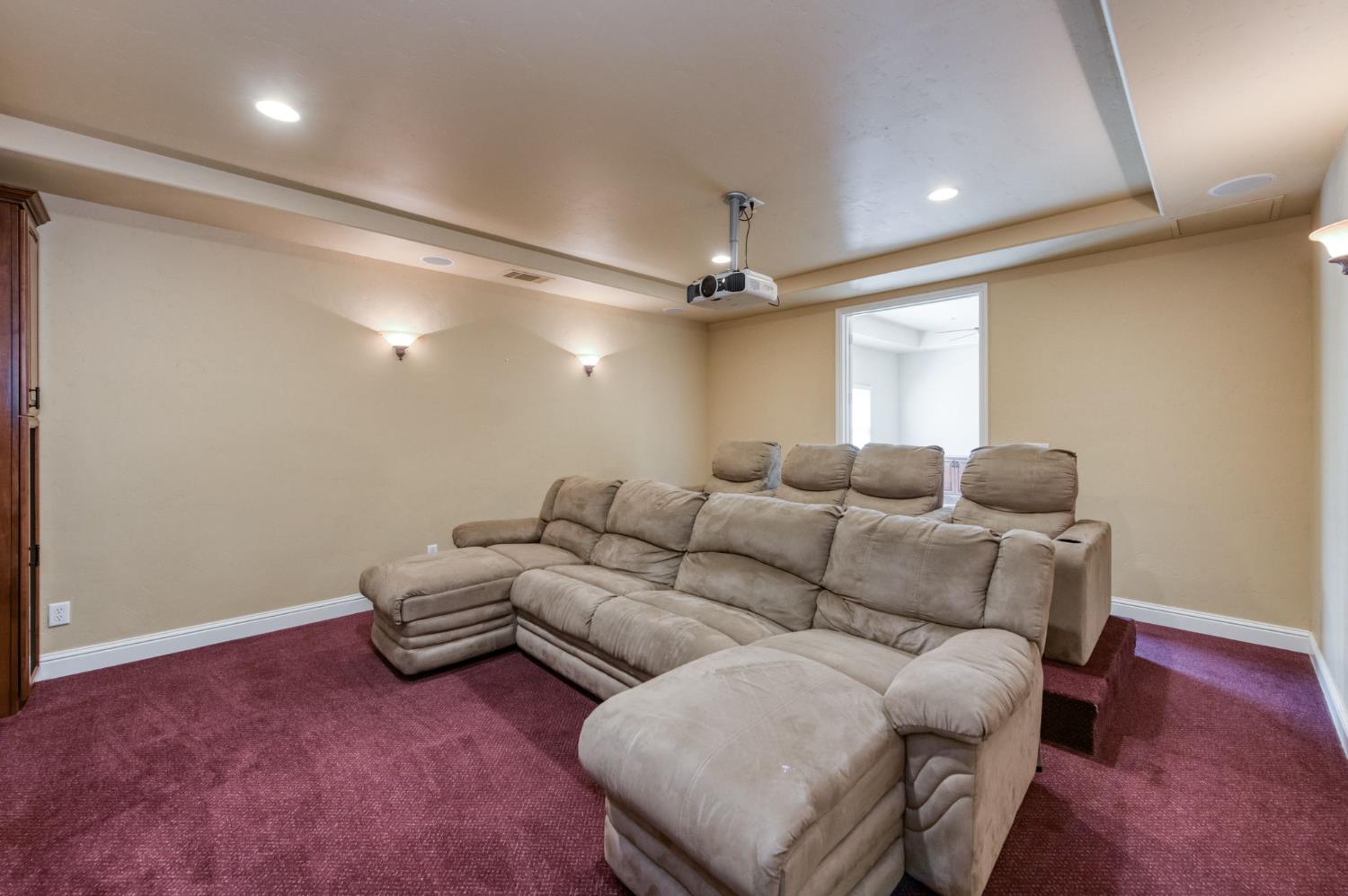 10746 N Falcon Faire Dr, Fresno, CA 93730