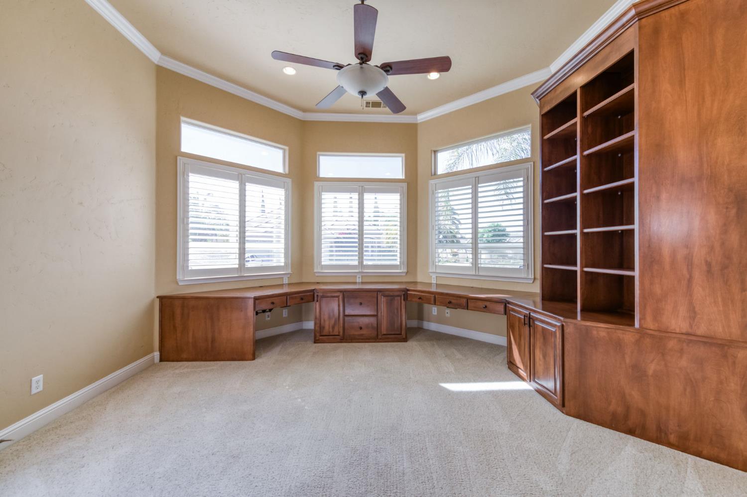 10746 N Falcon Faire Dr, Fresno, CA 93730