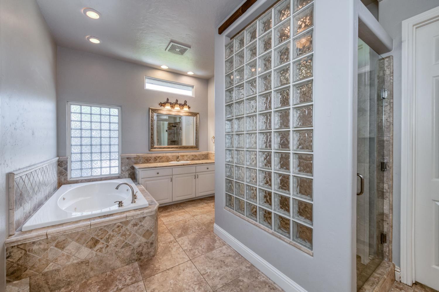 10746 N Falcon Faire Dr, Fresno, CA 93730