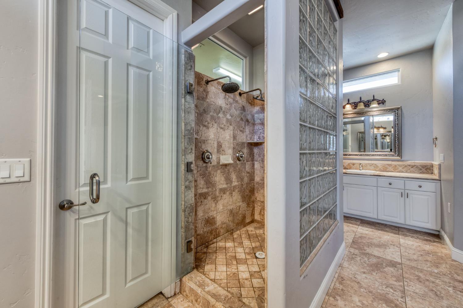 10746 N Falcon Faire Dr, Fresno, CA 93730