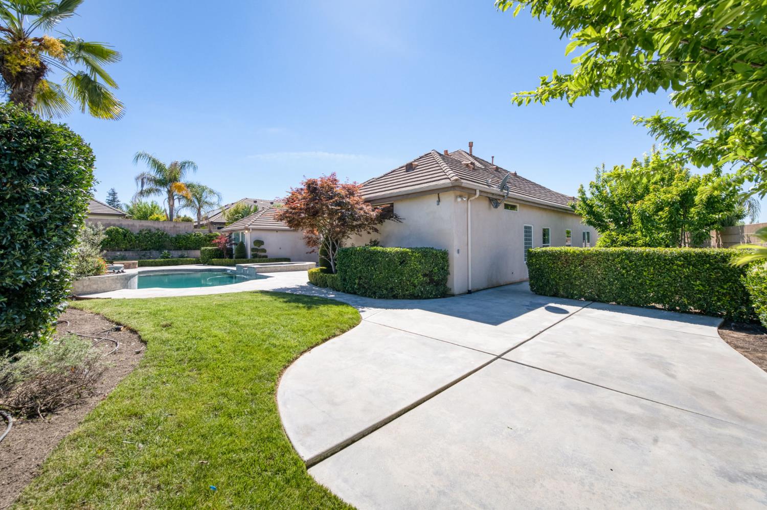 10746 N Falcon Faire Dr, Fresno, CA 93730