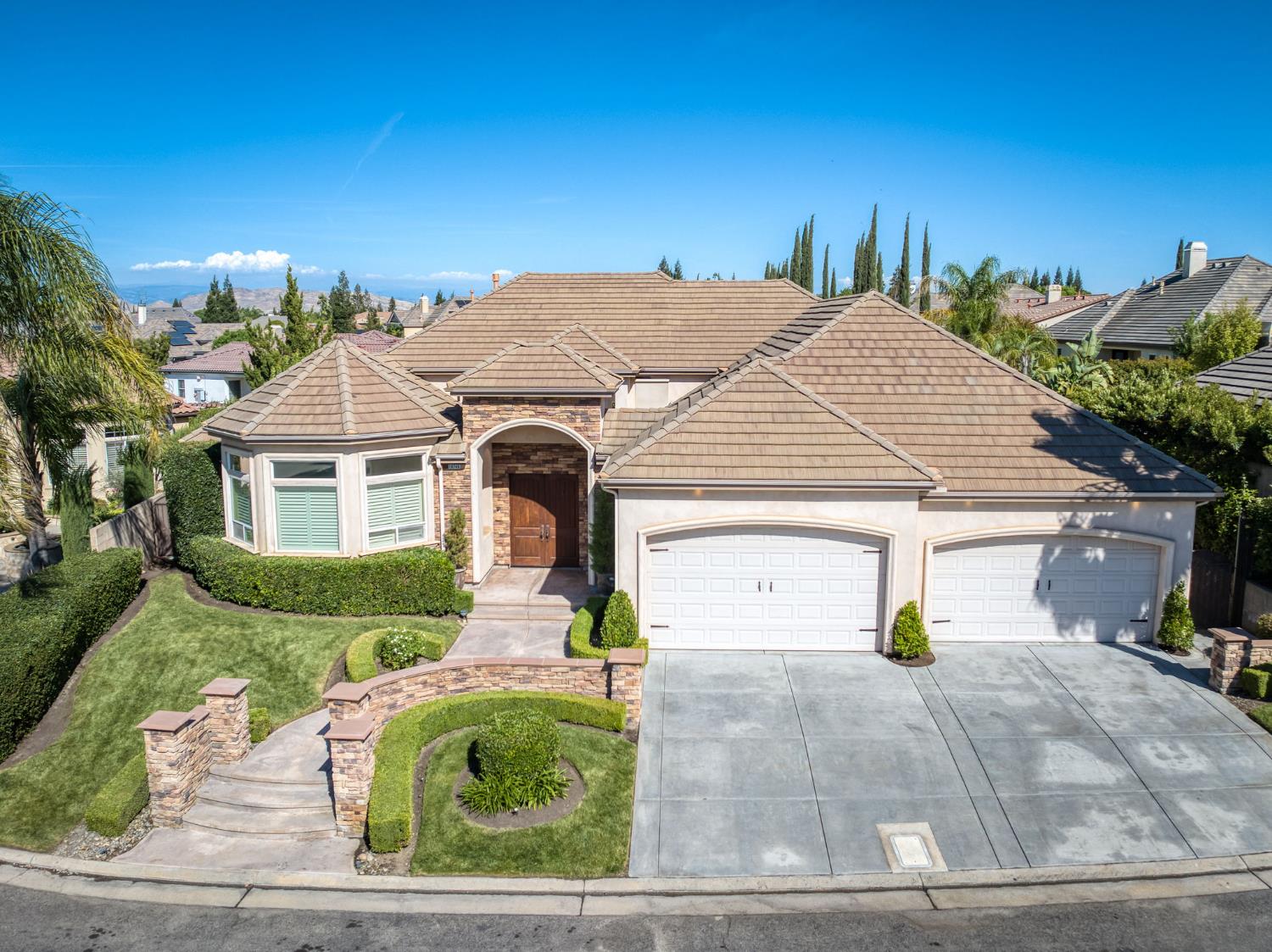 10746 N Falcon Faire Dr, Fresno, CA 93730