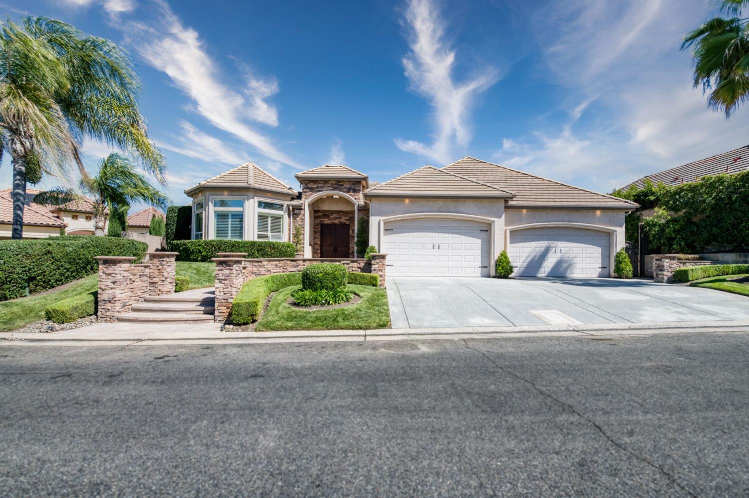 10746 N Falcon Faire Dr, Fresno, CA 93730