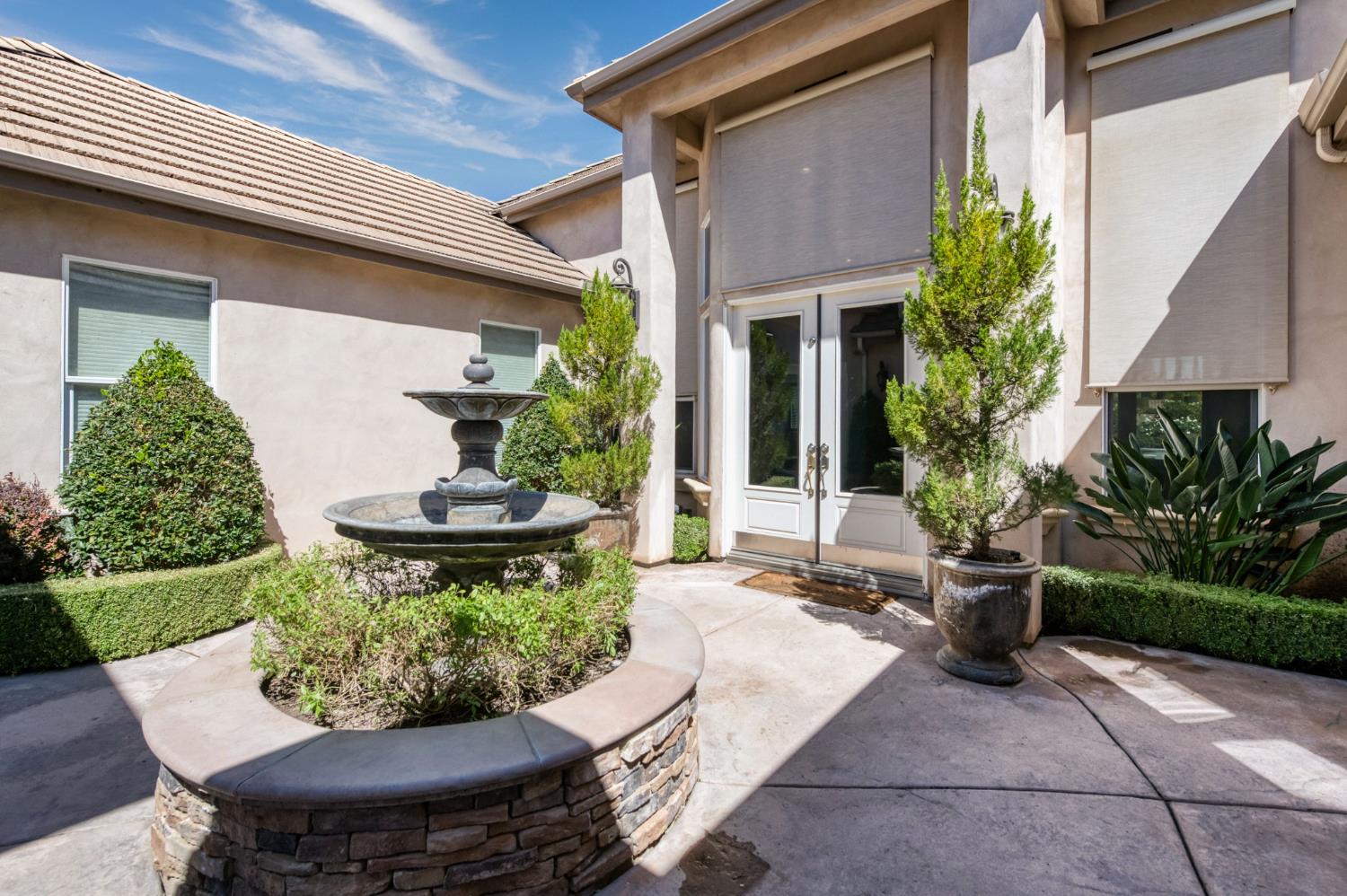 10746 N Falcon Faire Dr, Fresno, CA 93730