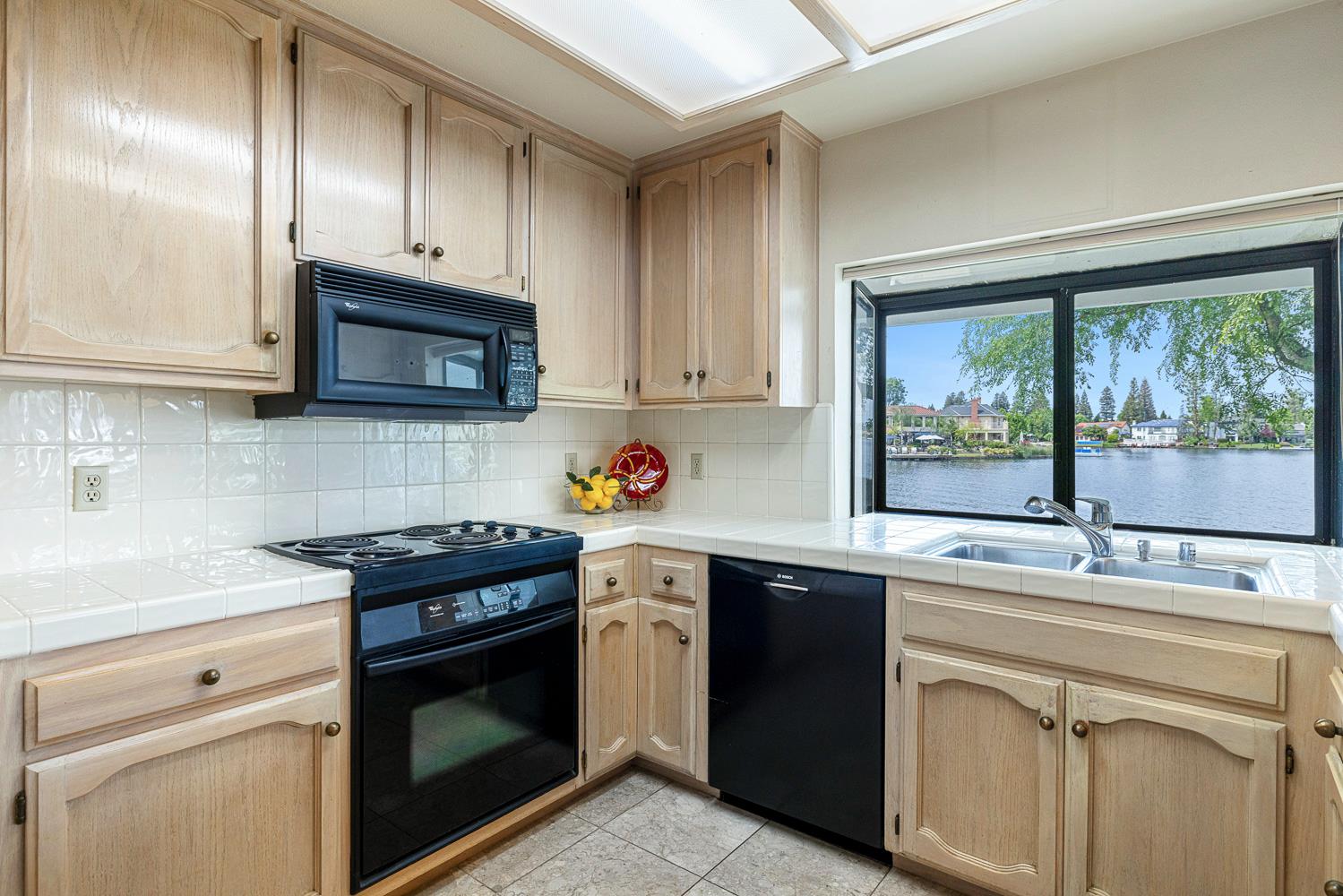 637 E Pintail Cir, Fresno, CA 93730