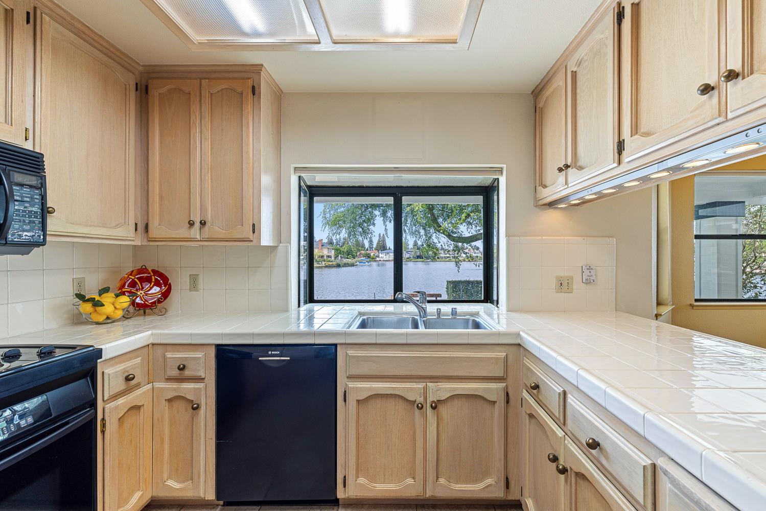 637 E Pintail Cir, Fresno, CA 93730