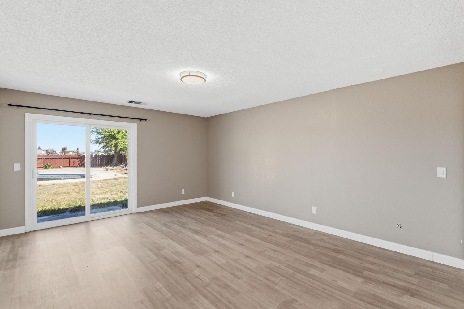 5792 W Olive Ave, Fresno, CA 93722