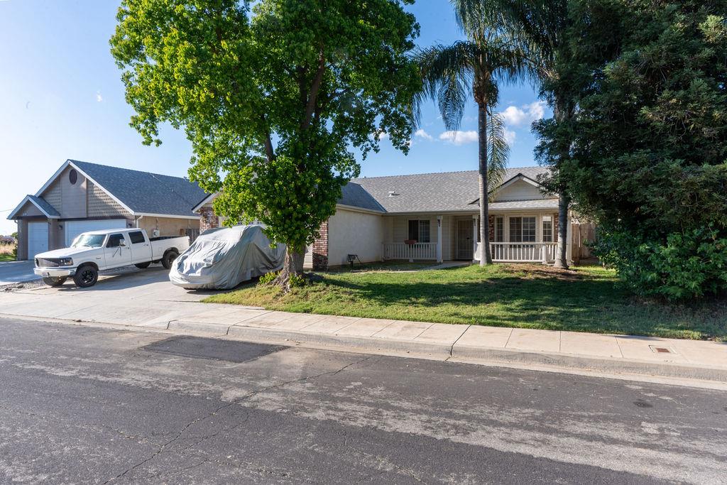 2315 Magill Ave, Clovis, CA 93611