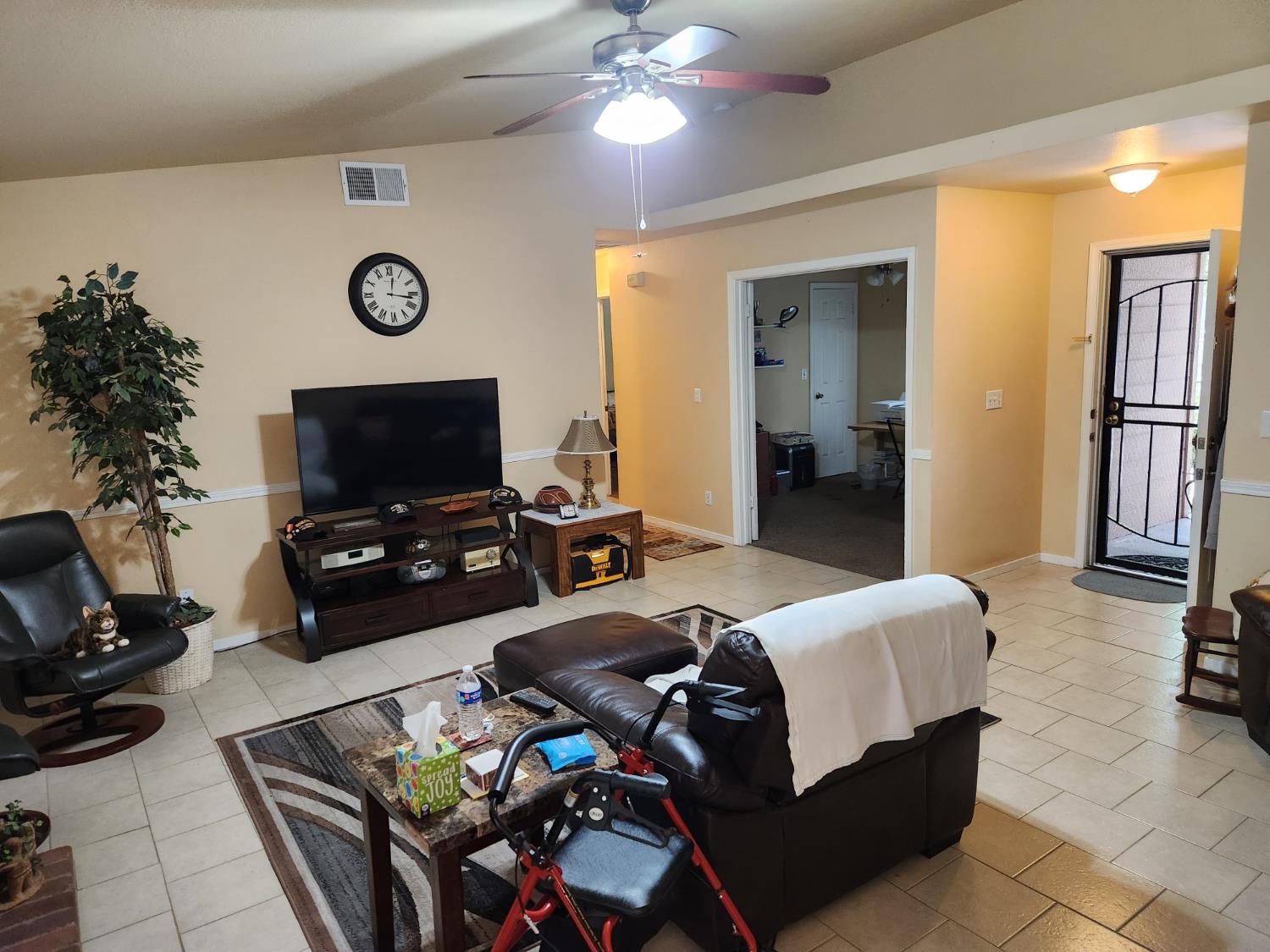 6182 N Tracy Ave, Fresno, CA 93722