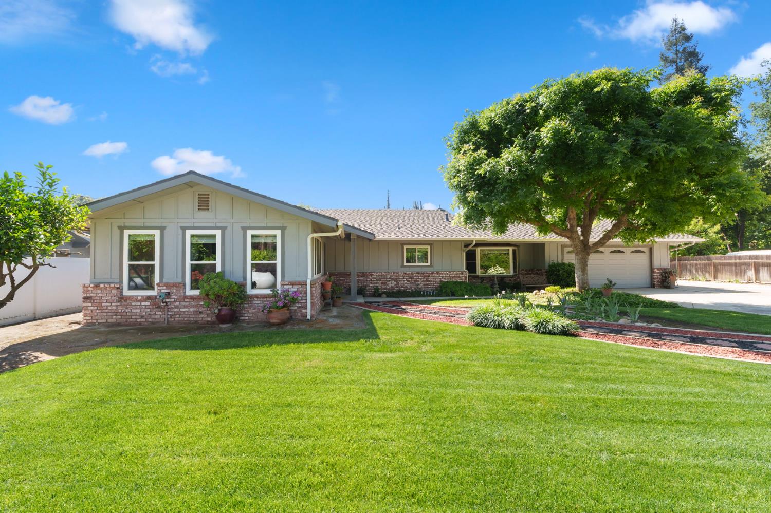 232 Trout Lake Dr, Sanger, CA 93657