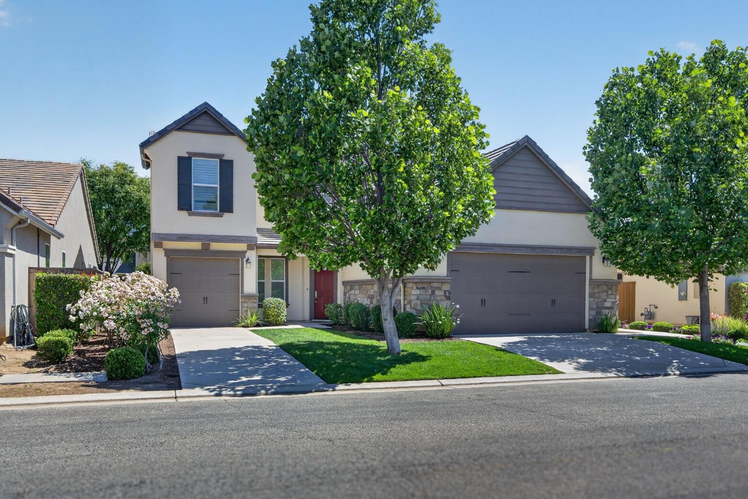 1813 N Paddington Ln, Clovis, CA 93619