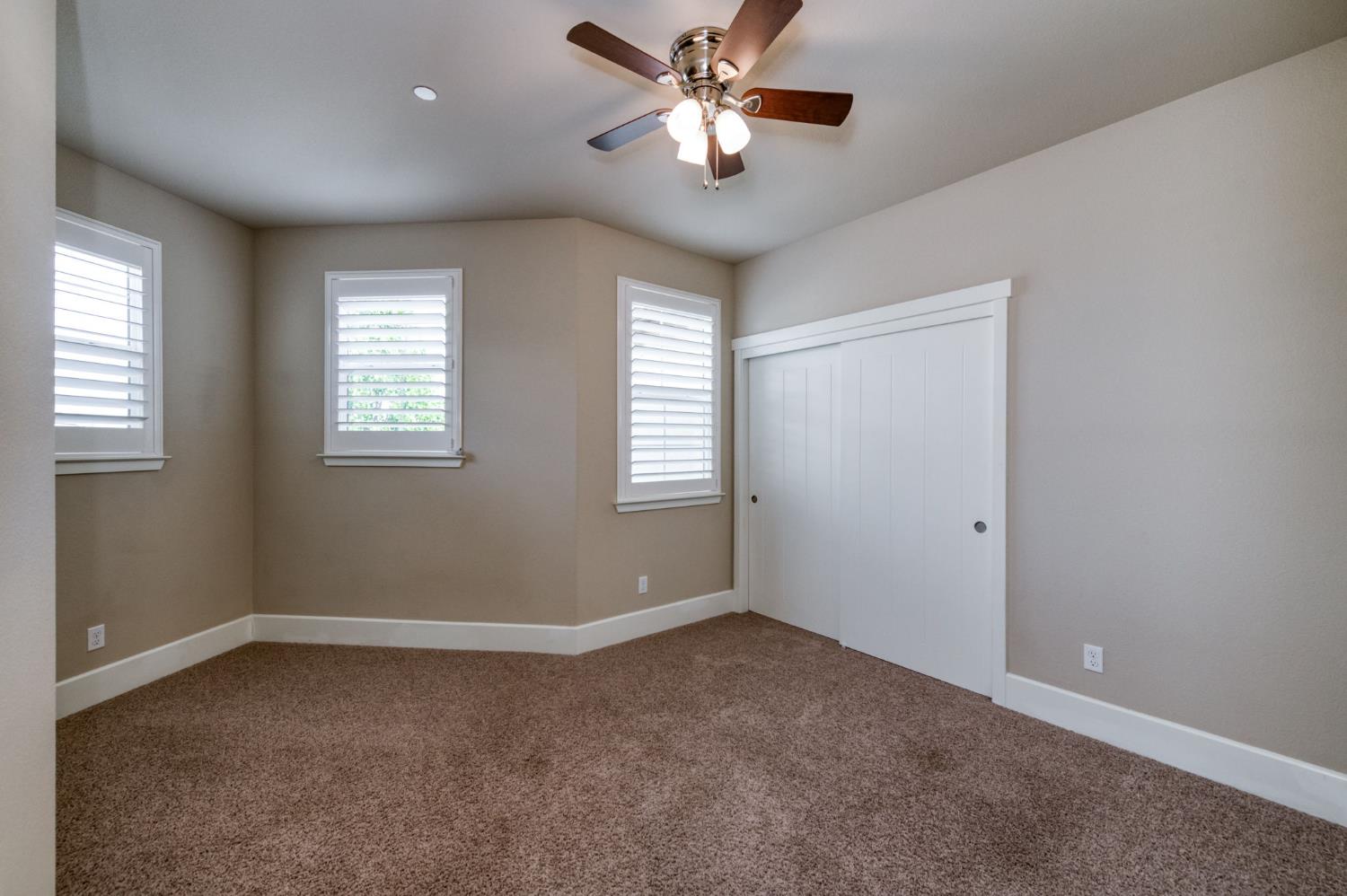 1813 N Paddington Ln, Clovis, CA 93619