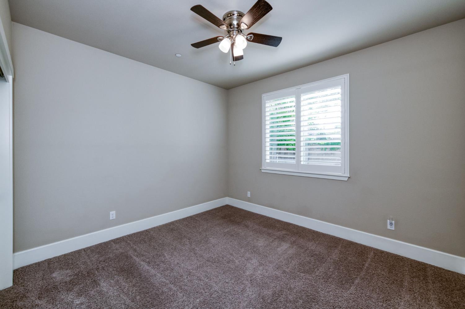 1813 N Paddington Ln, Clovis, CA 93619