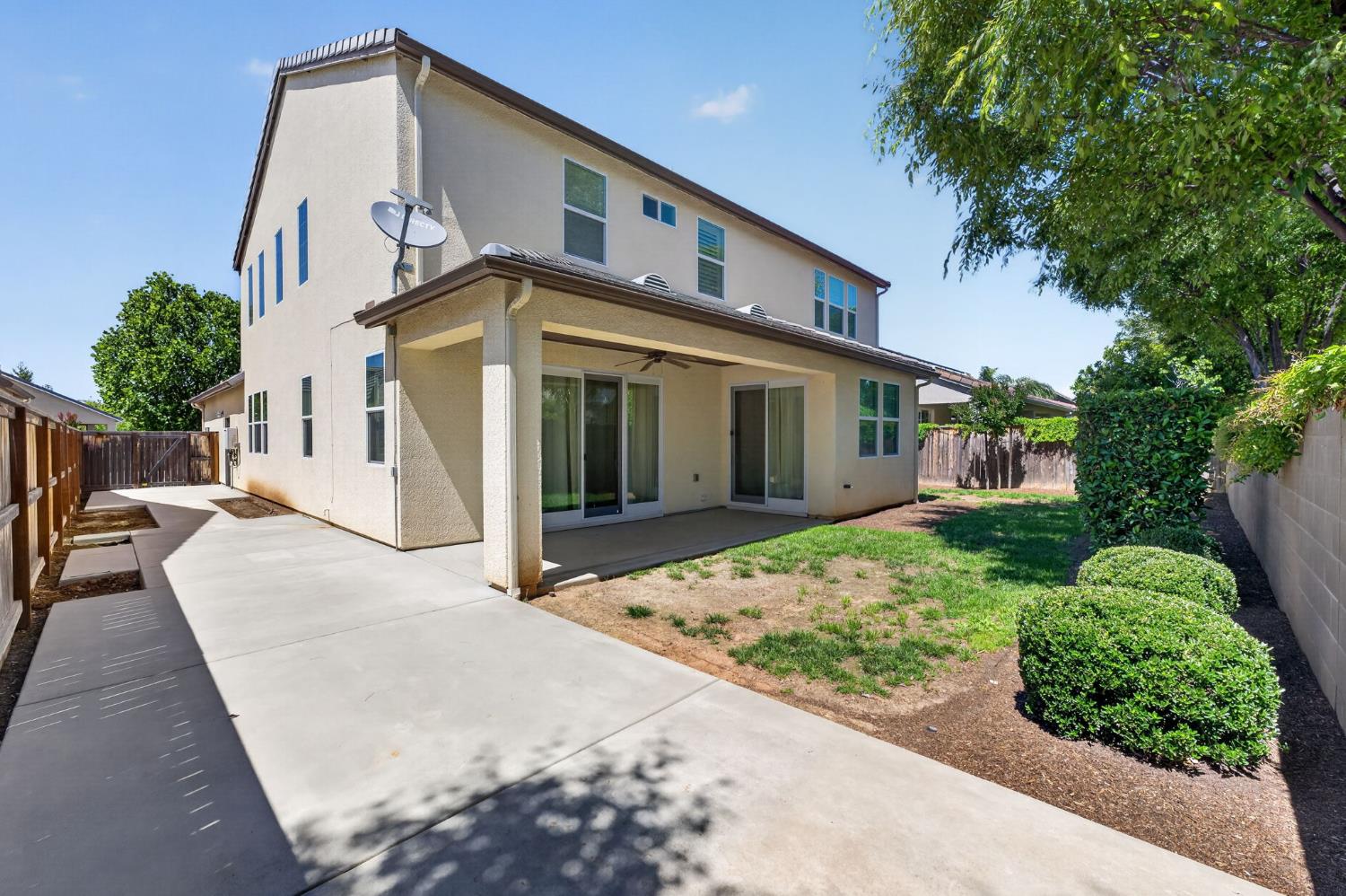 1813 N Paddington Ln, Clovis, CA 93619