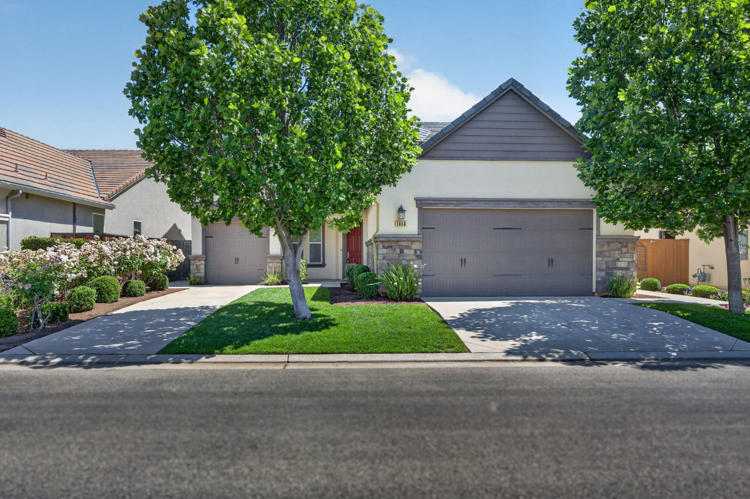 1813 N Paddington Ln, Clovis, CA 93619