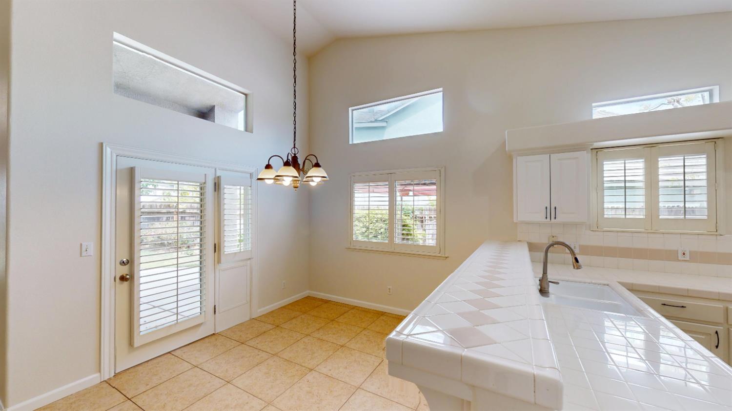 9821 N Sierra Vista Ave, Fresno, CA 93720