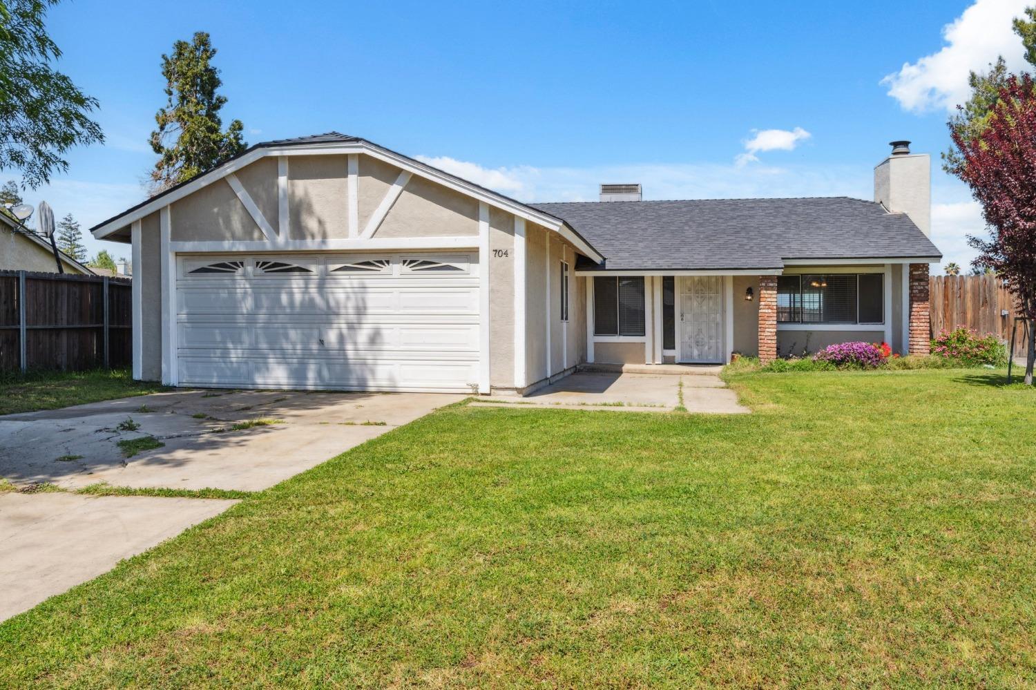 704 Rosehill Dr, Chowchilla, CA 93610