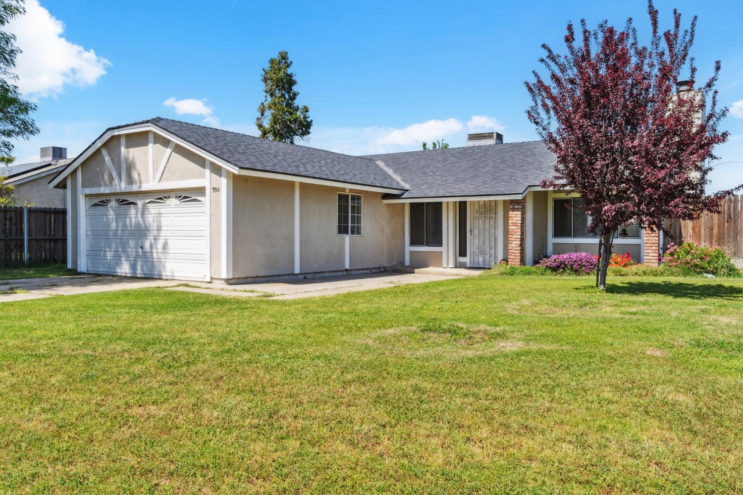 704 Rosehill Dr, Chowchilla, CA 93610