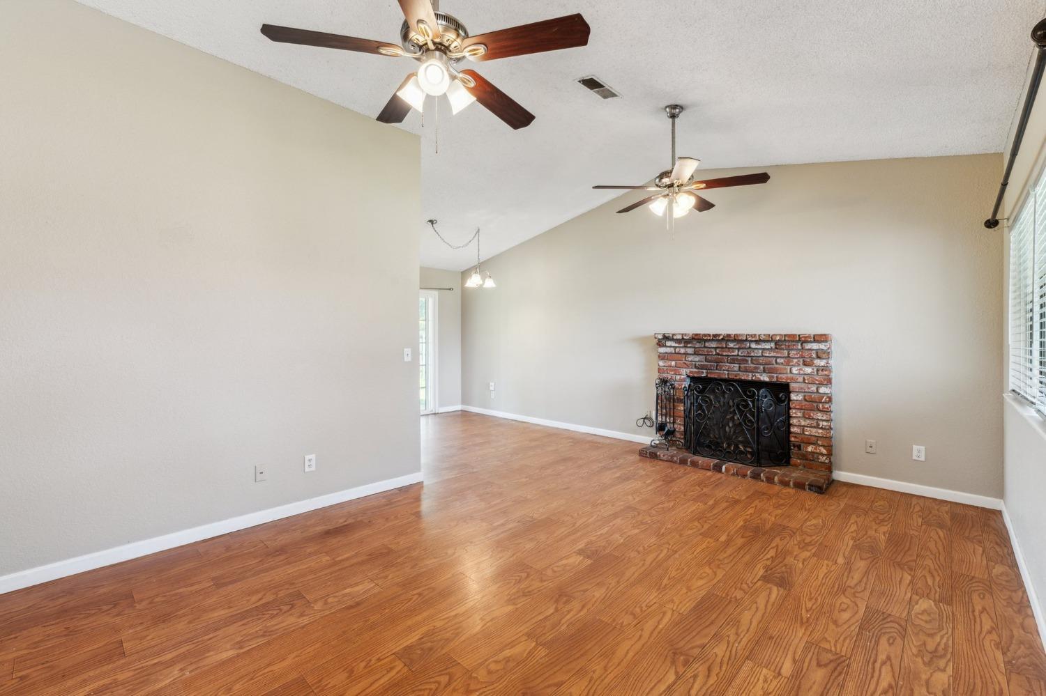 704 Rosehill Dr, Chowchilla, CA 93610