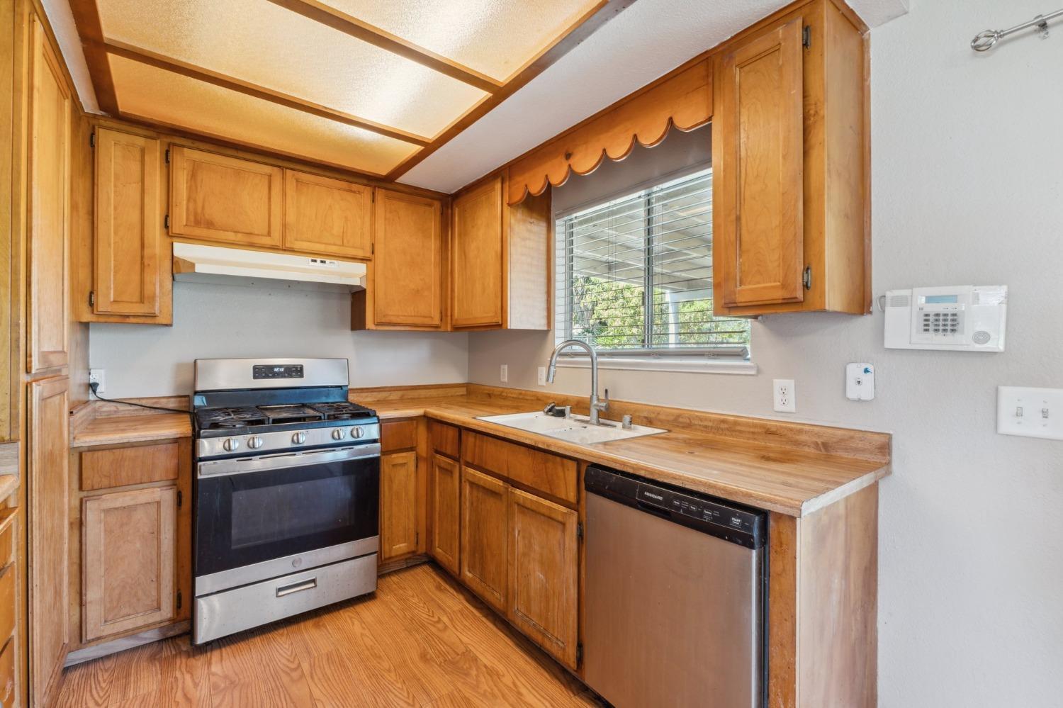 704 Rosehill Dr, Chowchilla, CA 93610