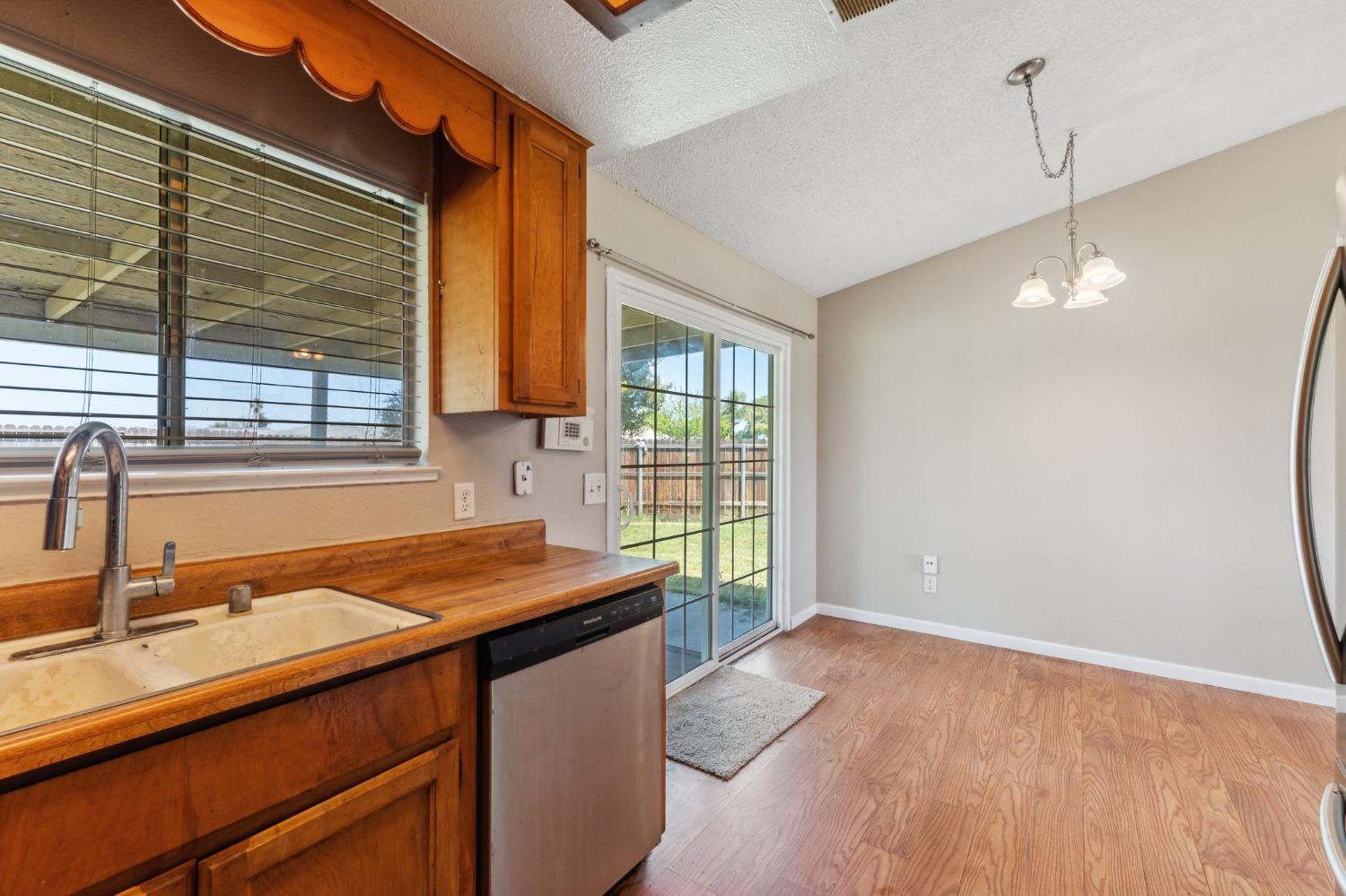 704 Rosehill Dr, Chowchilla, CA 93610