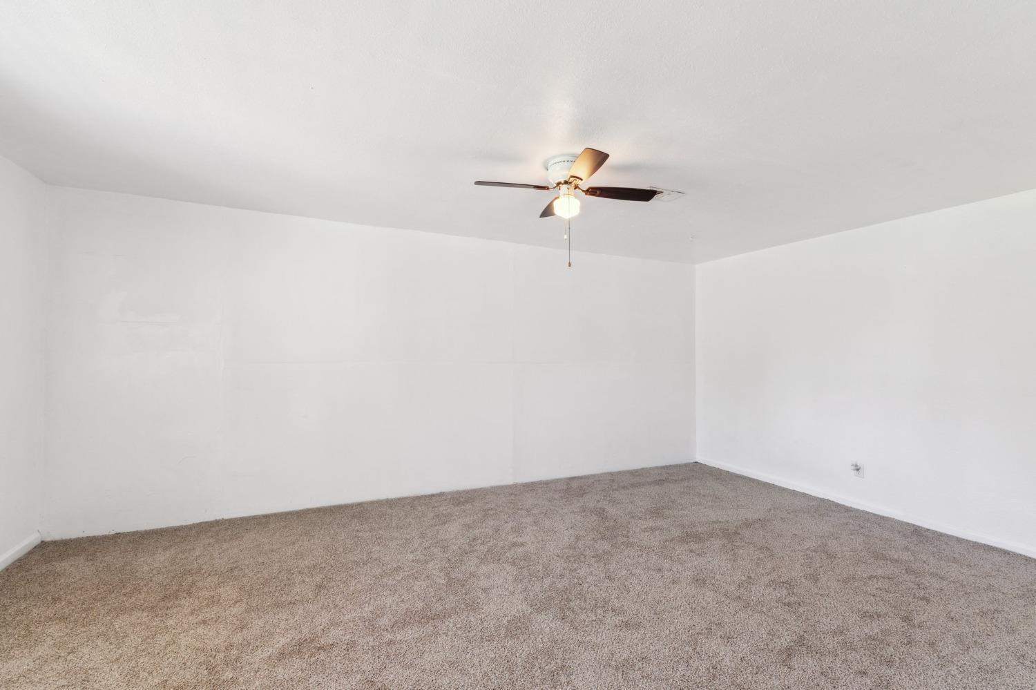 704 Rosehill Dr, Chowchilla, CA 93610