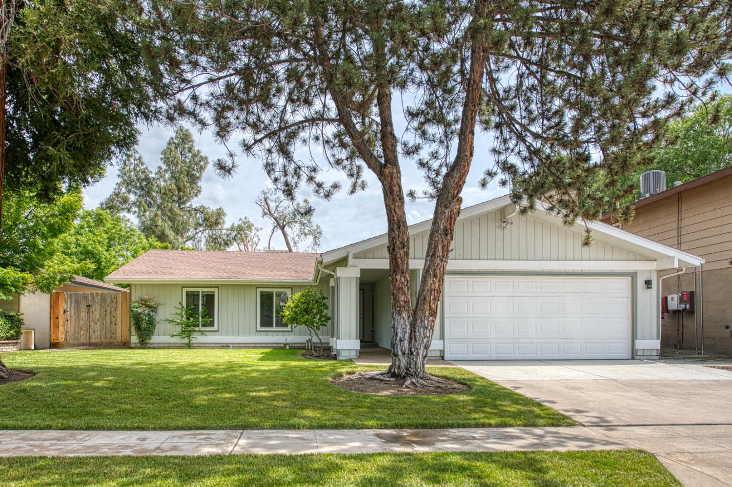 8228 N Calaveras St, Fresno, CA 93711