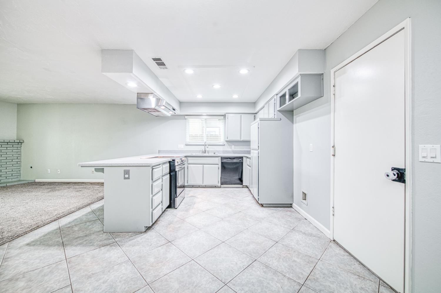 8228 N Calaveras St, Fresno, CA 93711