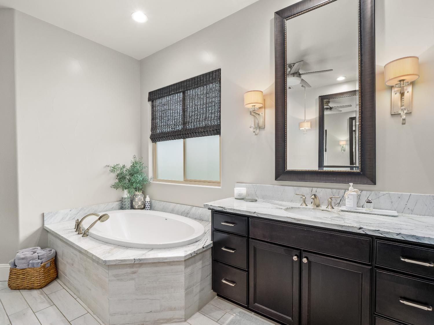 2567 E Sarazen Ave, Fresno, CA 93730