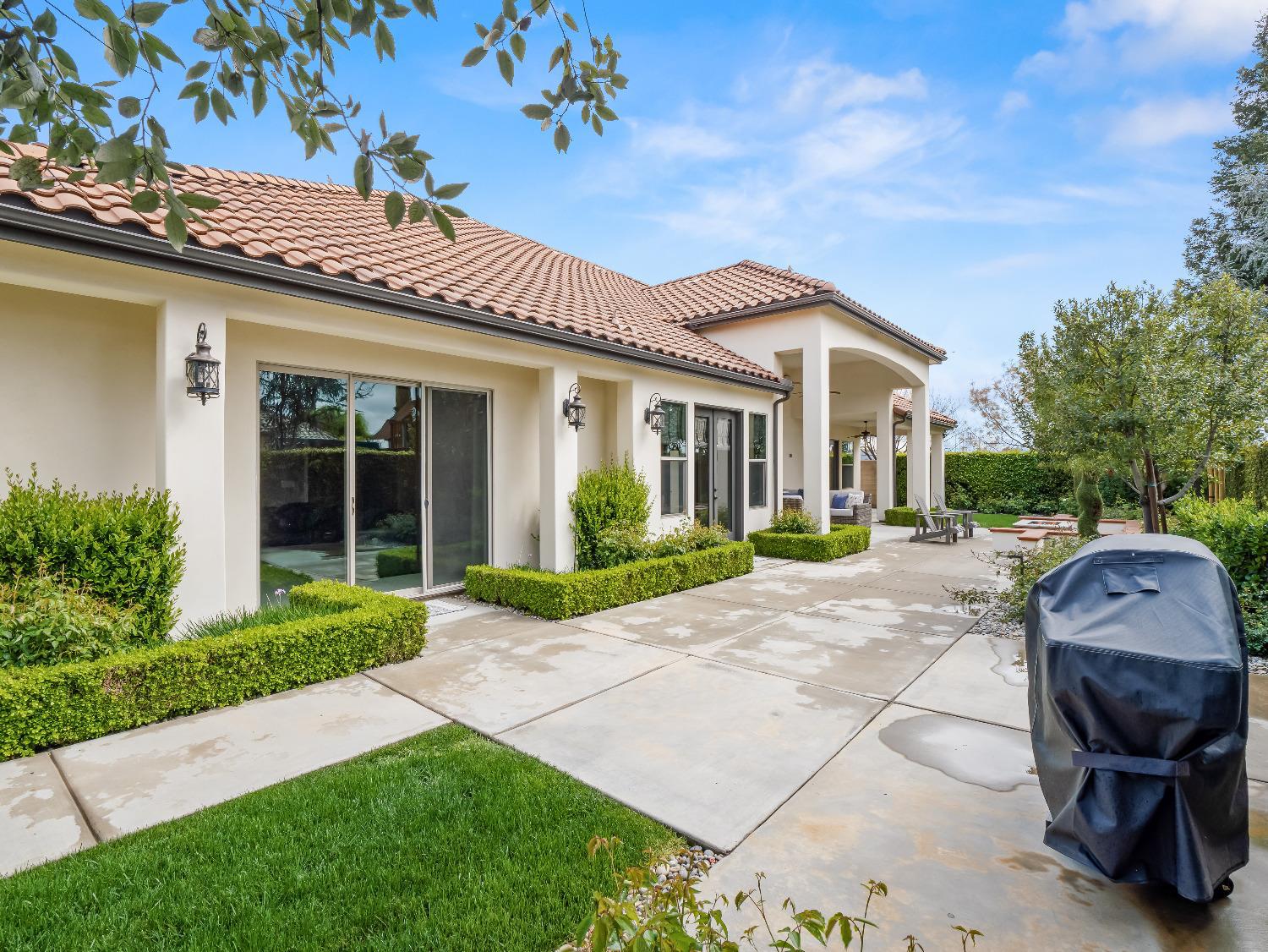 2567 E Sarazen Ave, Fresno, CA 93730