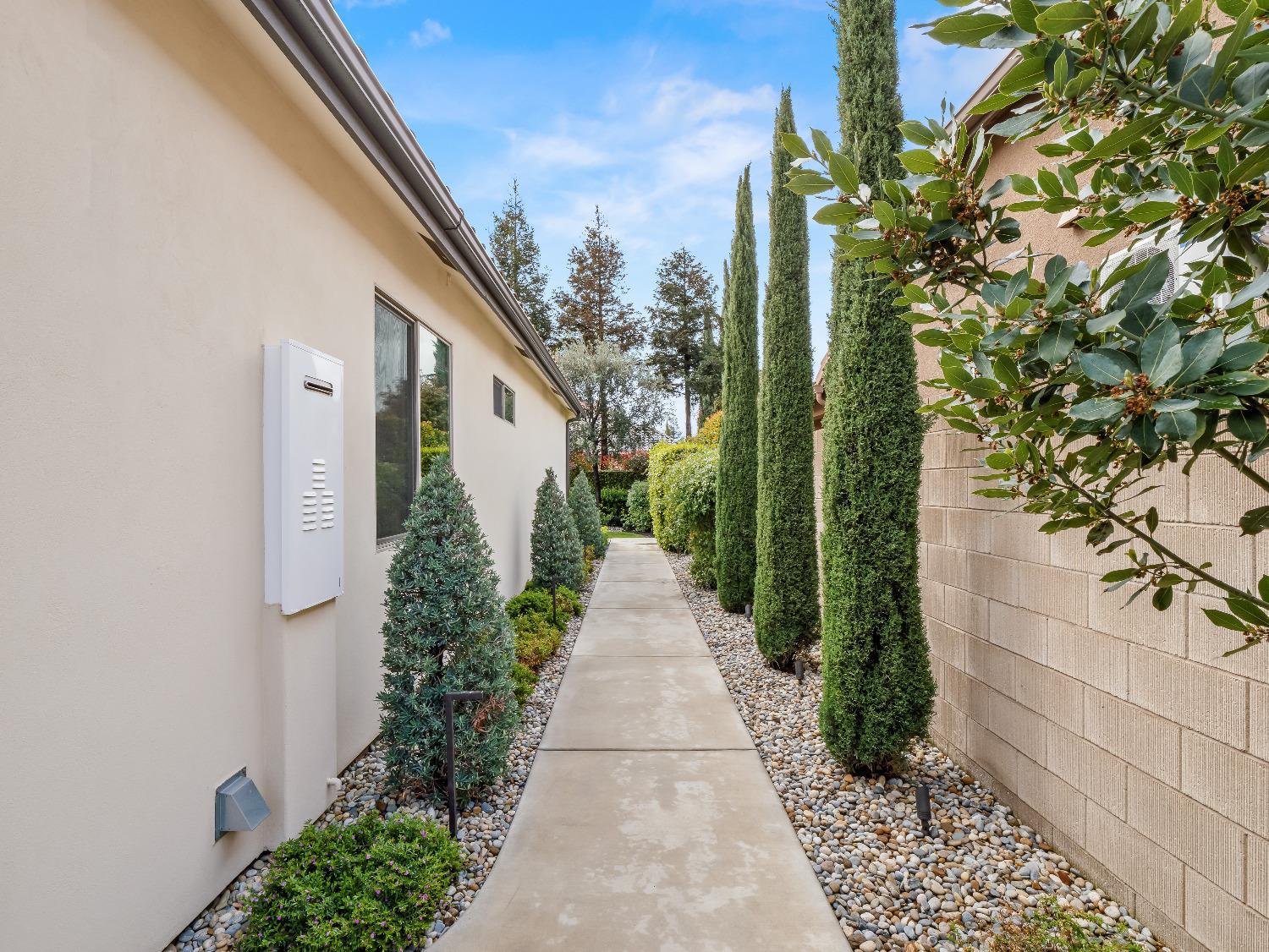 2567 E Sarazen Ave, Fresno, CA 93730