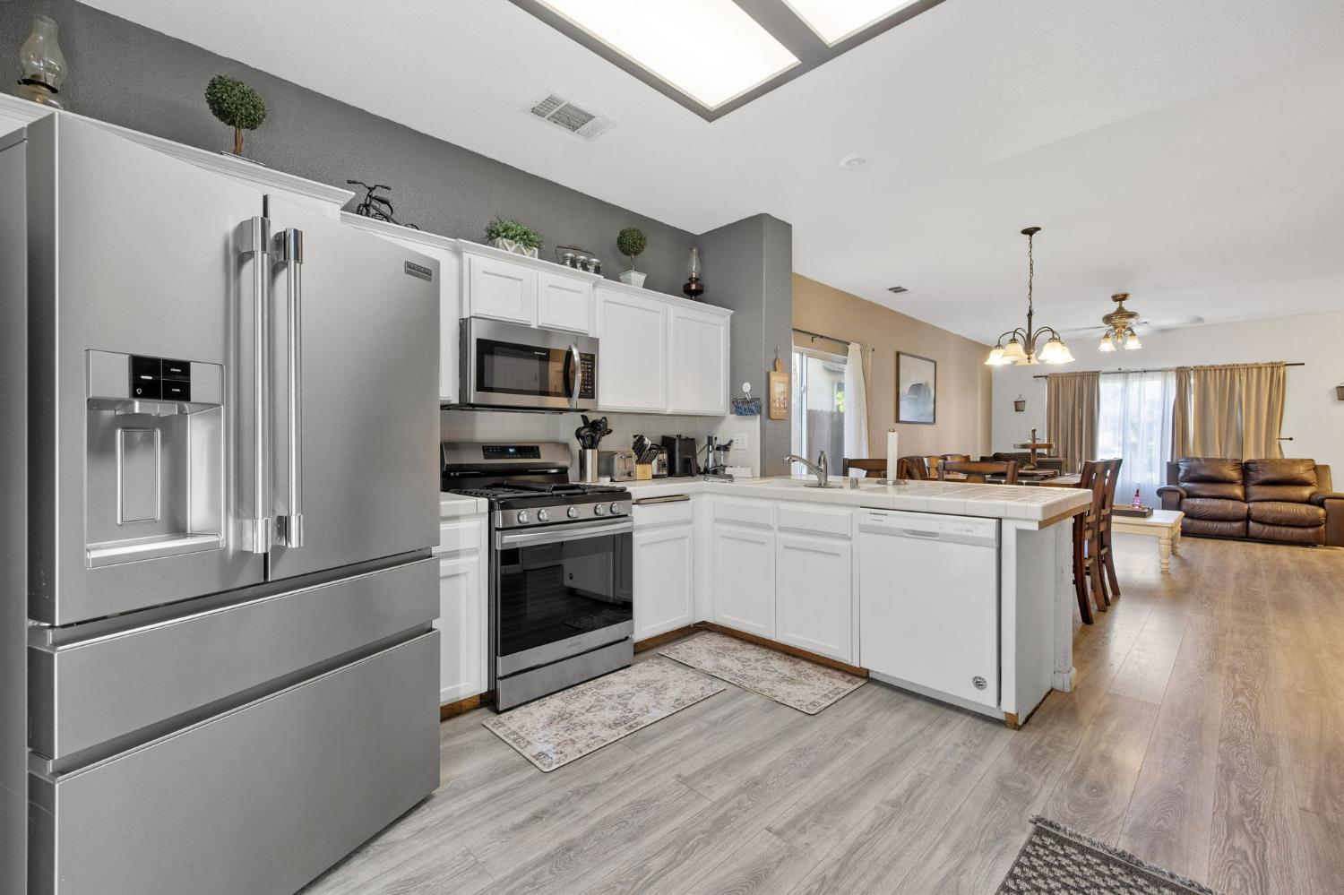 1963 W Merritt St, Hanford, CA 93230