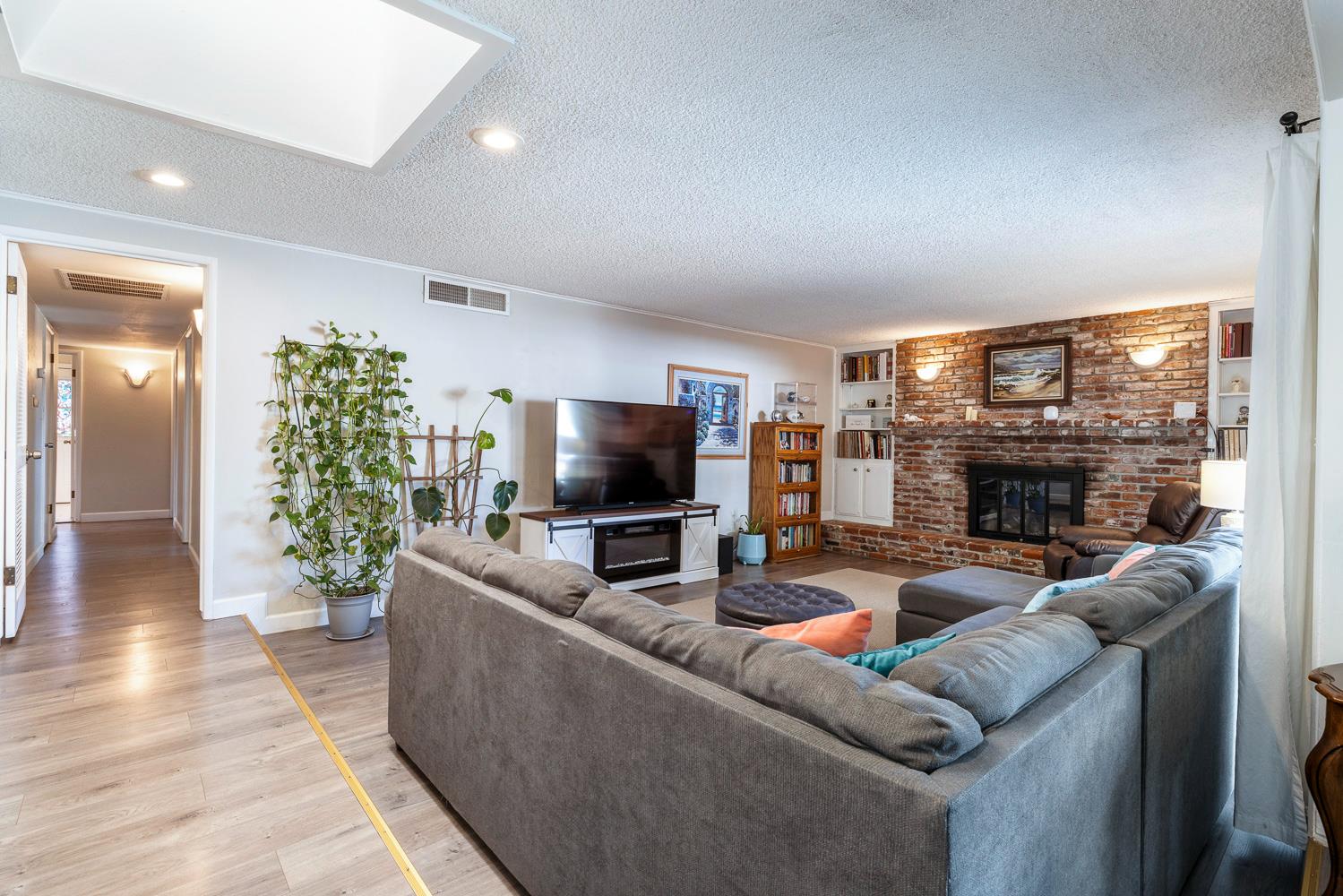 872 E Spruce Ave, Fresno, CA 93720