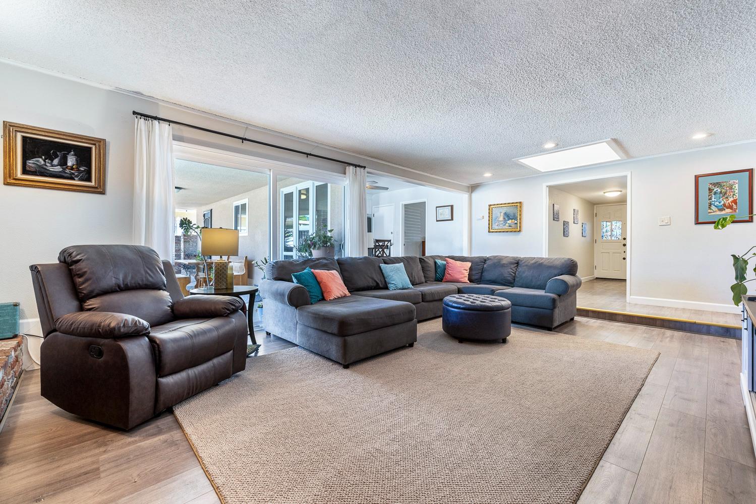 872 E Spruce Ave, Fresno, CA 93720