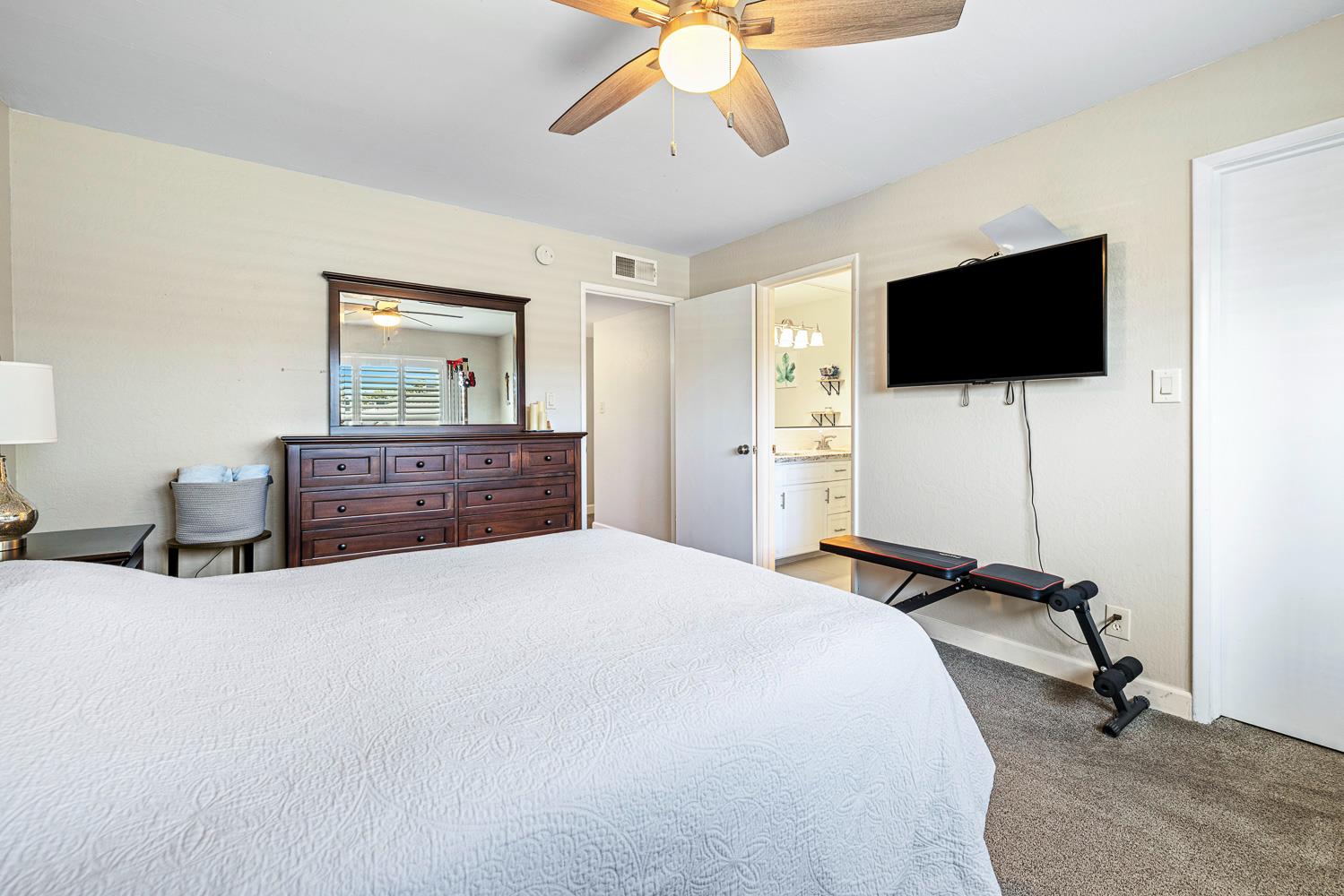 872 E Spruce Ave, Fresno, CA 93720