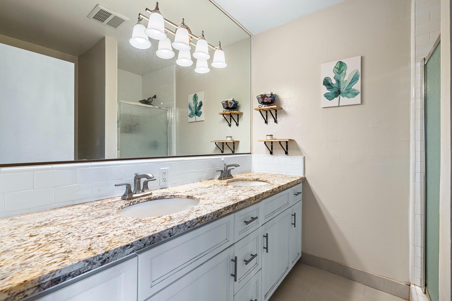 872 E Spruce Ave, Fresno, CA 93720