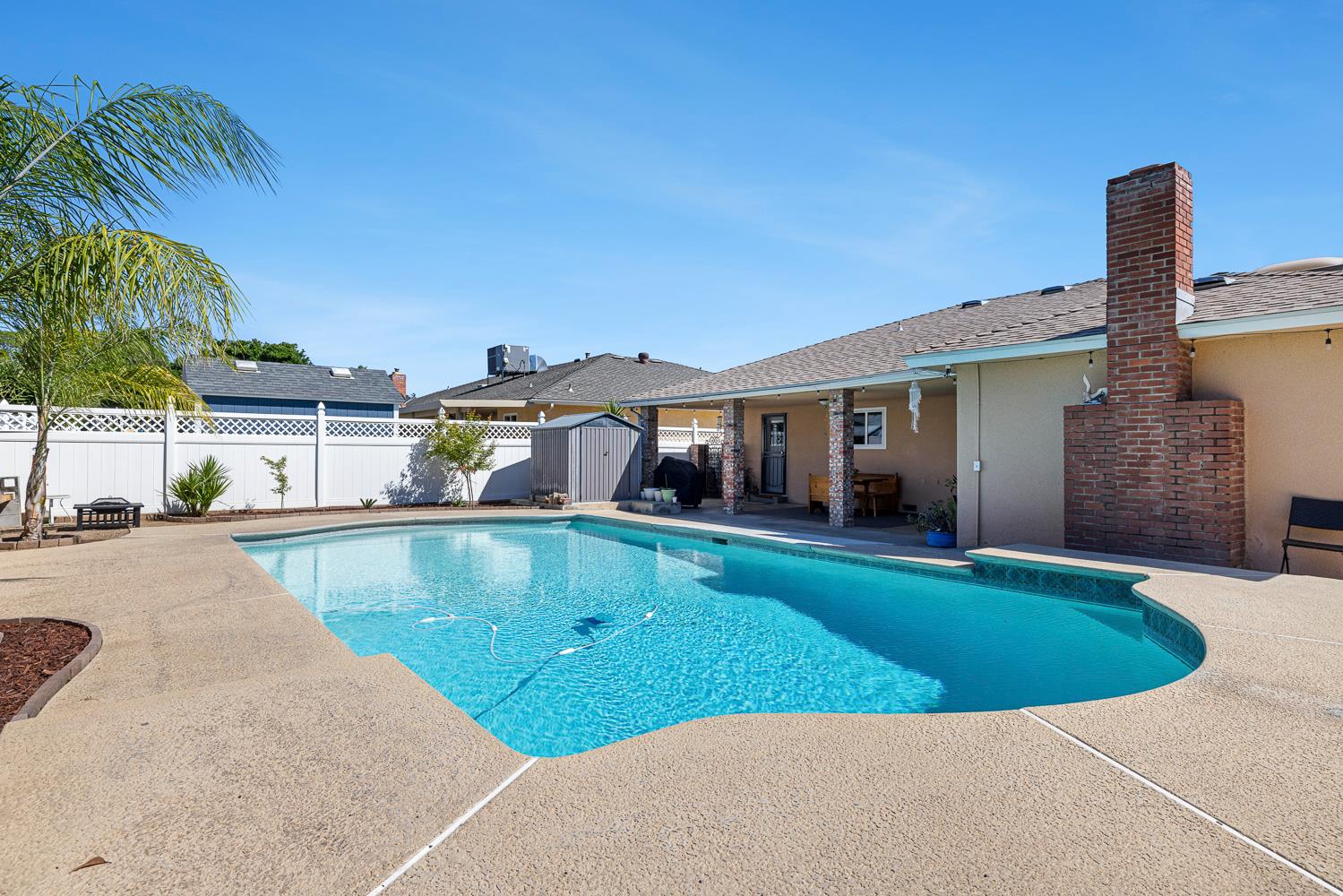 872 E Spruce Ave, Fresno, CA 93720