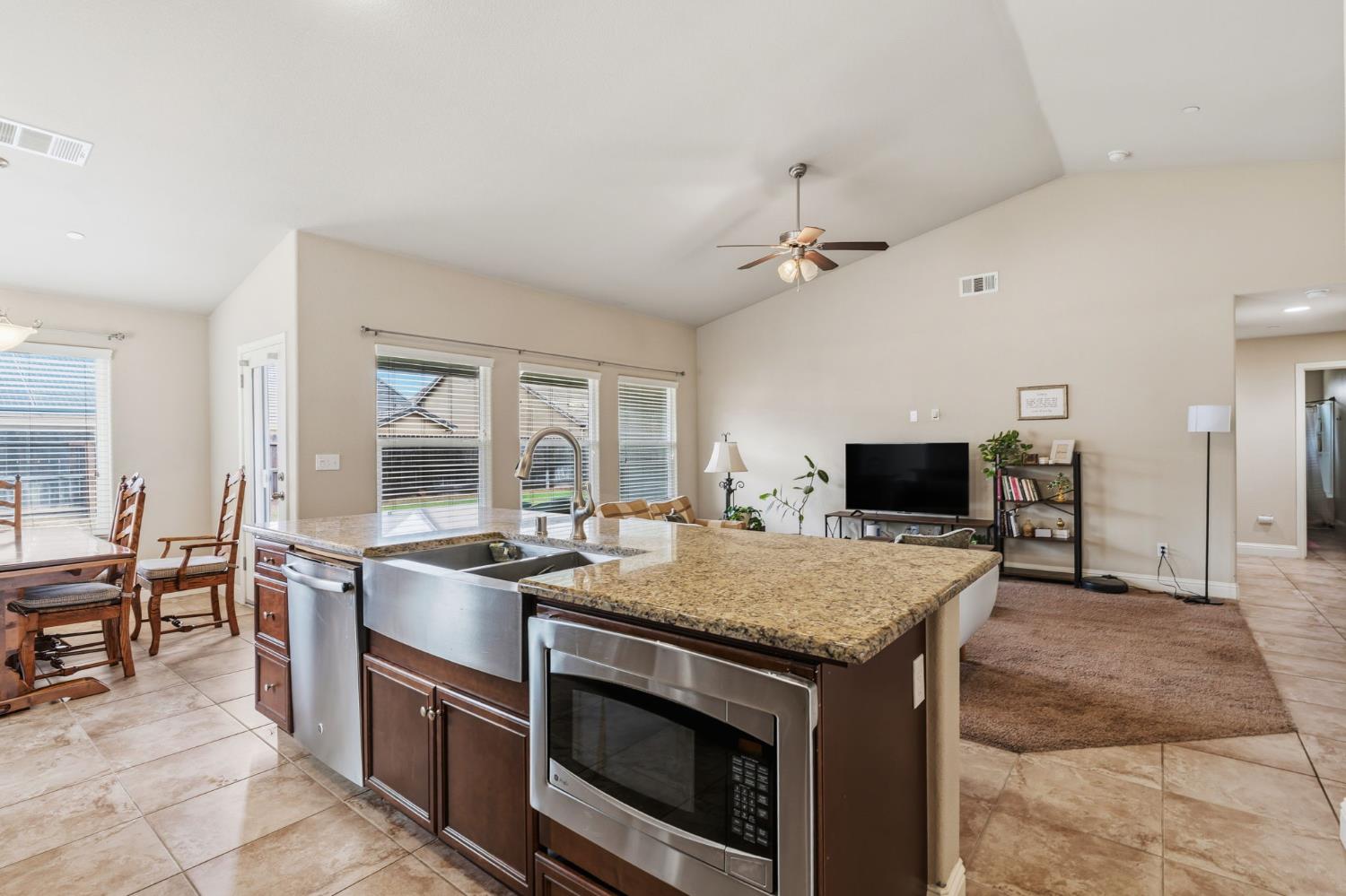 3157 Twain Ave, Clovis, CA 93619