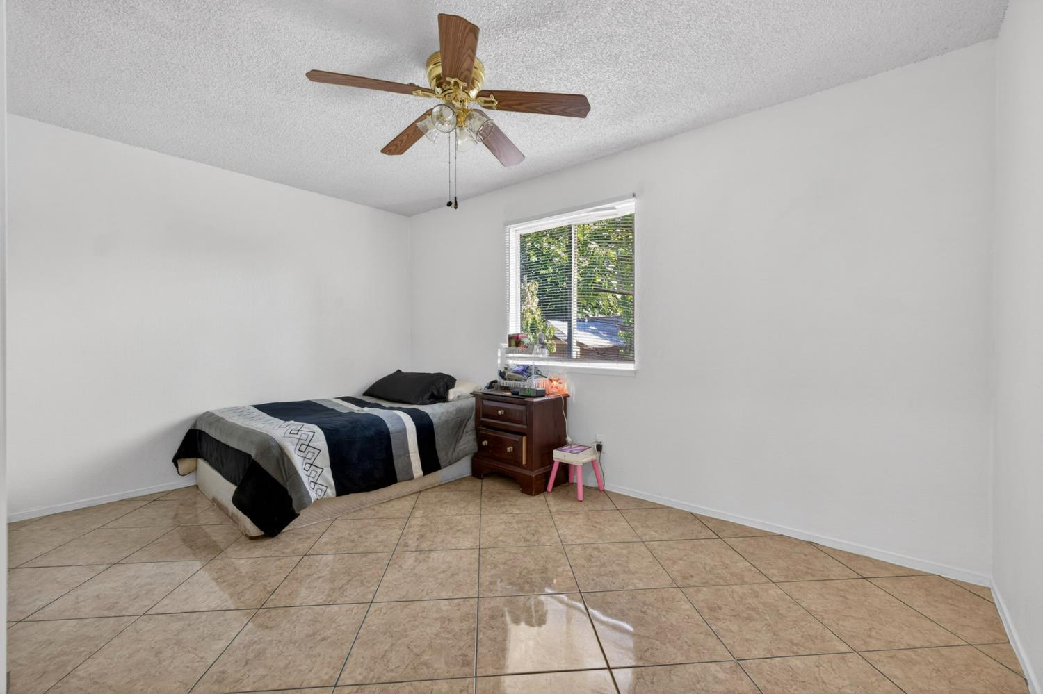 13591 E 5Th St, Parlier, CA 93648