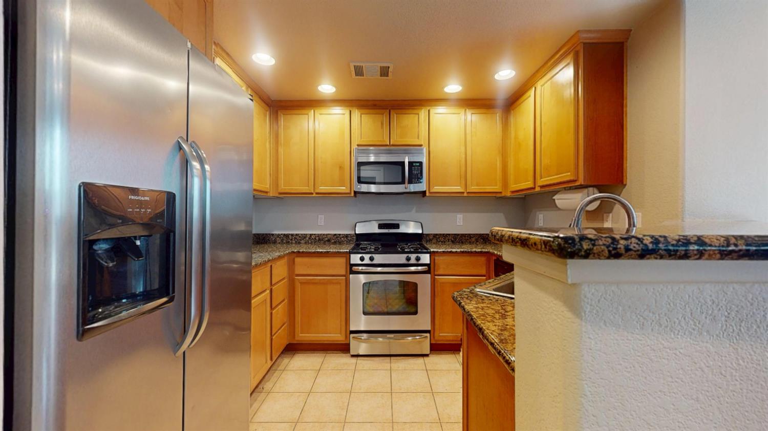 373 N Amedeo Ln #373, Clovis, CA 93611