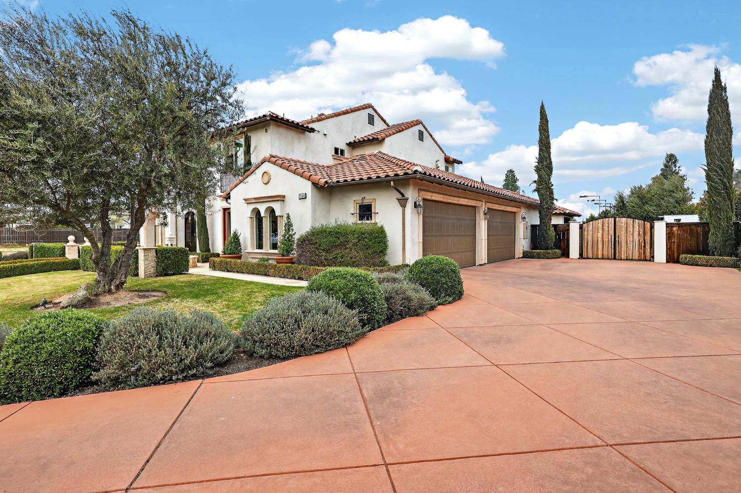 2564 E Sarazen, Fresno, CA 93730