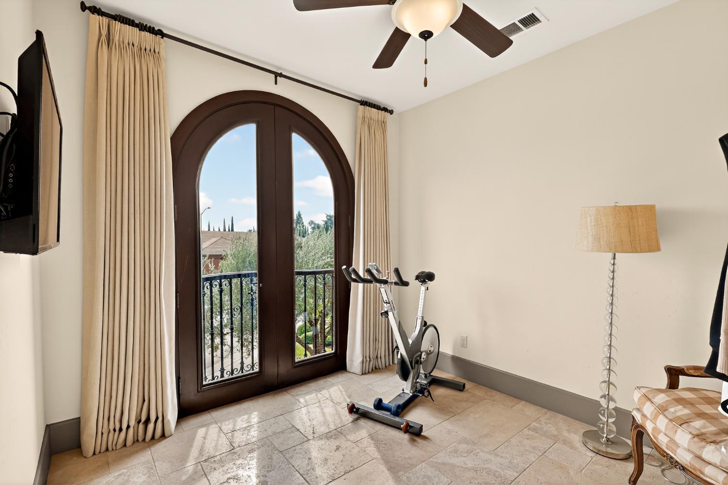 2564 E Sarazen, Fresno, CA 93730