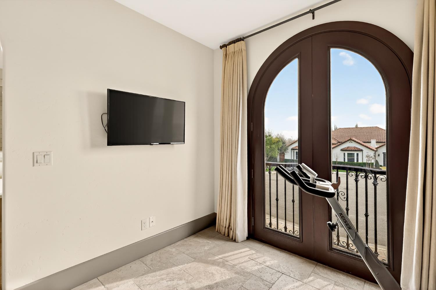 2564 E Sarazen, Fresno, CA 93730