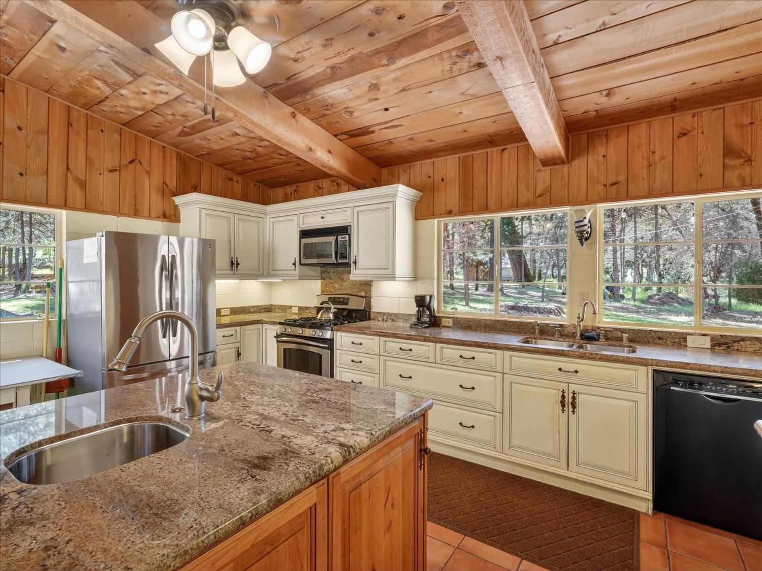 37733 37736 Black Ranch Rd, Oakhurst, CA 93644