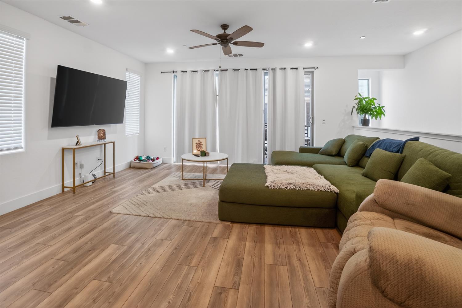 10970 N Honeysuckle Dr, Fresno, CA 93730