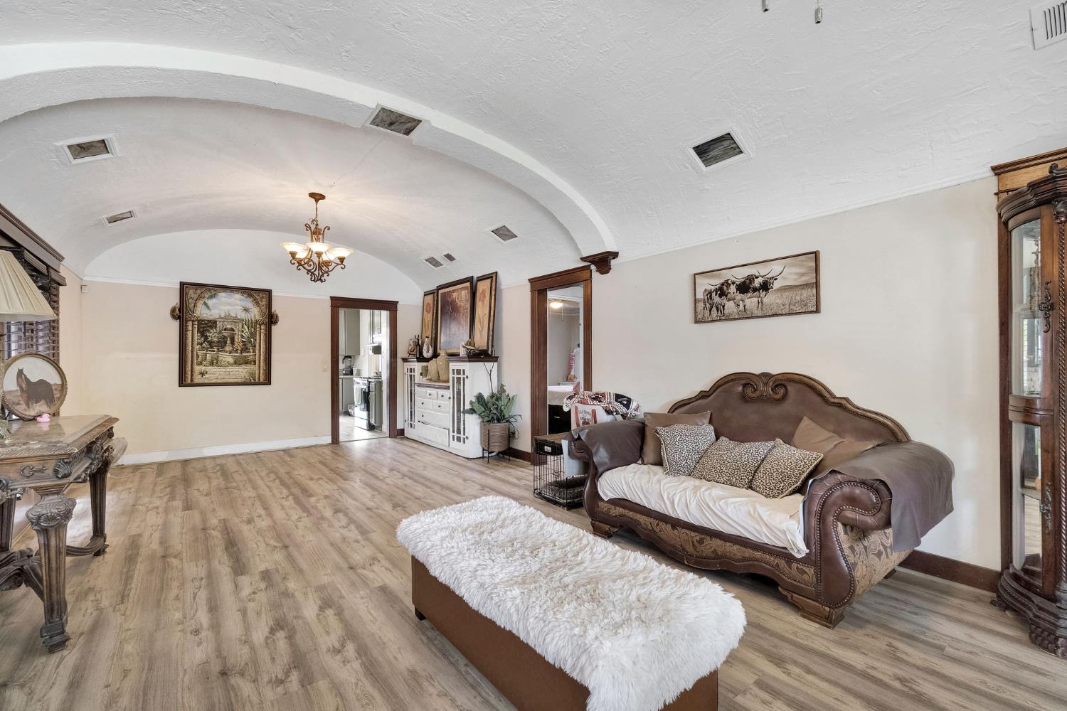 1005 N Fruit Ave, Fresno, CA 93728